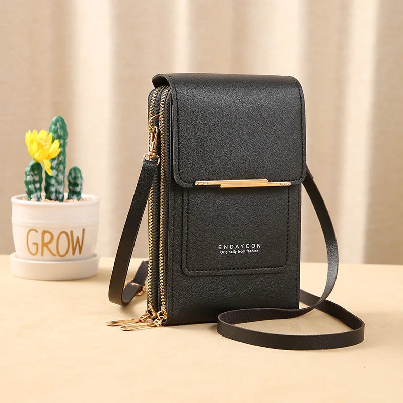 Bolsa Crossbody . Possui um compartimento especial para celular com tela sensível ao toque, permitindo o uso do celular sem precisar tirá-lo da bolsa.